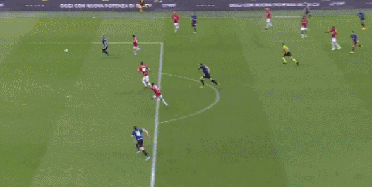 腿软！男子在1800米高空踢球：球场无护栏 致敬C罗 最后跳伞降落